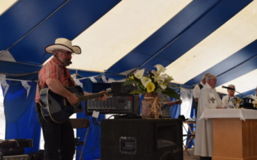 Les messes country-western, la signature de Gerry West